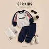 Conjunto de Moletom com Gola Redonda Color Block para Meninos 2026 Novidades de Outono para Bebês e Crianças Pequenas Conjunto de Duas Peças Calças Jogger Estilo Primavera/Outono Tendência