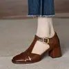 Sapatos confortáveis de bico quadrado, novo estilo verão e primavera 2026, salto grosso, vazado, fivela, sandálias fechadas estilo gaiola para mulheres