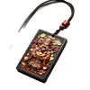 Pingente de Cartão de Paz de Madeira de Agarwood Deus da Riqueza Pintura Colorida Tridimensional Escultura Exquisita Pingente para Pendurar Escultura em Madeira de Imitação de Madeira de Agarwood Artesanato em Madeira