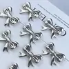 Nuevos Accesorios de Joyería de Lazo Perforado Electrochapado en Plata DIY Agujero Zapatos Accesorios para el Cabello Funda de Teléfono Móvil Accesorios de Cadena Parche