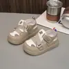 Sandálias de Moda Infantil 2026 Verão Novo Estilo Sapatos de Praia Vazados para Meninos e Meninas Bebê Confortáveis Versáteis Solado Macio Sapatos da Moda