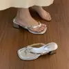 Sandálias de Salto Grosso Estilo Fada Francesa 2026 Novo Verão Elegante Strass Deslumbrante Moda Chinelos com Salto Grosso