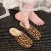 Zapatillas planas de punta cerrada populares entre las celebridades de internet para mujer, zapatos casuales tipo Birkenstock con estampado de leopardo, mules de nicho