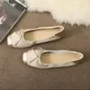 Sapatilhas lisas estilosas de cor lisa, caimento solto, estilo slip-on 2026, da moda, para puxar, par de nicho para combinar com saias, sapatilhas francesas antiderrapantes femininas
