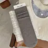 Calcetines de textura granular japonesa sin costuras serie gris de 26 años, calcetines de media pantorrilla con zapatos Birkenstock, calcetines holgados con patrón oscuro de micro-presión