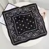 Pañuelo de cabeza de moda estilo retro americano con elementos de paisley hip-hop, pañuelo cuadrado versátil fino simple de graffiti de doble uso