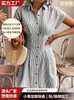 Vestido Corto de Rayas Blancas y Negras con Cintura Ajustada para Mujer, Estilo Europeo y Americano, Cuello Camisero, Un Botón, Corte Ajustado, Vestido Camisa Corto, Retro Francés