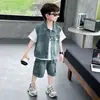 Conjunto Casual de Colete Três Peças para Meninos Verão 2026 Novo Estiloso Camiseta Básica Casual Jeans de Barra Reta Roupa Tendência