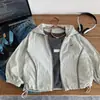 Ropa Protectora Solar con Capucha para Niños Niños 2026 Verano Nuevo Estilo Ligero para Niños Pequeños y Niños Pequeños con Letras Bloques de Color Mangas Largas Algodón Delgado
