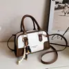 Bolso Boston de diseño único con bloques de color para mujer, con un sencillo estampado de letras, con un dije, adecuado para ir al trabajo y para uso casual, se puede llevar como bolso de mano, bolso de hombro o bolso cruzado