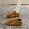 Tênis de treino alemães com sola grossa para aumentar a altura para mulheres, novo modelo de outono, sapatos fofos e descolados com acolchoamento, tênis esportivos retrô leves com sola macia, calçados casuais