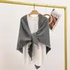 Chal de borlas 100% poliéster para mujer 2025 Nuevo Otoño e Invierno Estilo Coreano Triángulo Tejido en Capas Chaleco Elegante Bufanda