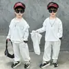 Conjunto de três peças de colete de malha para meninos, moletom de manga longa, conjunto de duas peças, para usar na primavera e no outono, bonito, estilo de rua, terno esportivo casual, moderno