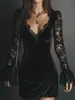 Vestido Sexy de Cor Sólida, Estilo Europeu e Americano, Elegante e Moderno, com Renda de Tule, Decote em V Profundo, Franzido, Manga Longa, Simples e Versátil para Mulheres