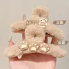 Presilha de cabelo estilo vintage que não danifica os fios, na cor café com toque de luxo, presilha de tubarão de pelúcia, acessório de cabelo fofo e doce para penteados presos.