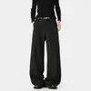 Pantalones negros de pierna ancha para hombre con diseño de raya de planchado central, cintura elástica, corte holgado, caída fluida y estilo casual hasta el suelo.