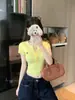 Camiseta de Tricô Off-White Bordada de Manga Curta para Mulheres, Estilo Verão, Modelagem Justa, Cintura Marcada, Doce e Valoriza o Corpo, Comprimento Curto, Top com Ombro Normal