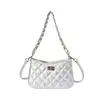 Bolsa pequena de corrente com padrão de losangos, moderna e versátil para mulheres, novo estilo 2026, bolsa tipo "dumpling" de ombro inspirada em Chanel, bolsa tiracolo elegante e estilosa