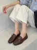 YsshadiR2026 Novos Mocassins Vintage de Pele de Ovelha Estilo Britânico Bico Redondo Fivela de Metal Slip-On Sapatos para o Trabalho