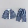 Conjunto de Ropa de Otoño para Niños 2026 Nuevo Conjunto de Tres Piezas de Mezclilla con Bolsillo Único, Estampado Tie-Dye y Letras para Bebés a la Moda