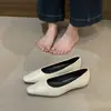 Sapatos rasos de salto baixo únicos e versáteis em estilo francês para mulheres, novo design de bico quadrado, adequados para combinar com saias, versáteis para o trabalho, sapatos baixos ultra macios de calçar