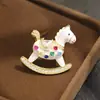 Nova Broche de Cavalo Branco Esmaltado Colorido com Diamantes Fofo, Alfinete Exquisito Versátil do Zodíaco Animal, Acessório Unissex