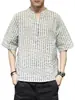Camiseta única com decote em V e um novo toque casual estilo chinês, mangas de três quartos, blusa versátil listrada de manga curta para homens, corte solto com design tradicional chinês