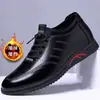 Novos sapatos casuais de couro masculinos com solas macias, tênis esportivos slip-on leves, versáteis para pais de meia-idade, adequados para o trabalho, sapatos masculinos que aumentam a altura