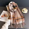 Bufanda Chal Versátil de Alto Gama Retro Británico de Cachemira Sintética para Otoño/Invierno, Protección contra el Frío, Cálida para Viajes, Bufanda de Cuadros con Borlas