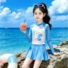 Traje de baño de dos piezas para niña con falda corta, nuevo estilo de verano, conjunto de traje de baño infantil de manga larga con protección solar y estampado de dibujos animados