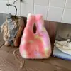 Bolsa Feminina Outono 2025 Cor Contrastante Tecido Pelúcia Aparência Sofisticada Fashion Simples Casual Bolsa de Mão