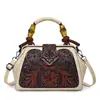 2025 Nuevo Estilo Bolso de Mano al Hombro Cruzado para Mujer Estilo Retro Europeo y Americano Bolso para Madres de Mediana Edad y Mayores Tendencia de Exportación Transfronteriza con Relieve
