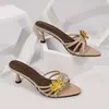 Sandálias e Chinelos de Verão com Flor de Metal Estilo Francês Lindas Moda para Mulheres 2025 Novo Salto Alto Agulha Sandálias Pretas