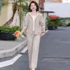 Conjunto casual moderno de duas peças com zíper para mães, novo estilo de primavera e outono com capuz para mulheres, conjunto de moletom versátil e elegante para mulheres de meia-idade e idosas