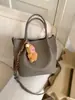 Nova Bolsa Tote de Ombro Simples de Grande Capacidade para o Outono e Inverno de 2025 Estilo Estrangeiro Tendência de Nicho Bolsa Versátil de Mão para Mulheres