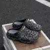 Crocs Graffiti Feminino 2026 Verão Novo Sola Grossa Aumento de Altura Antiderrapante Respirável EVA Sandálias de Bico Fechado Masculino