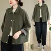 Foto real de abrigo corto artístico para mujer, primavera y otoño 2026, corte holgado, talla grande, casual, versátil, de manga larga, con cuello para mujer