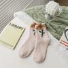Calcetines de lana coral para mujer, nuevos calcetines de media pantorrilla con pequeñas flores, gruesos y cálidos, para el suelo, para uso casual en casa, para otoño e invierno.