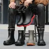 Botas de lluvia estilo coreano de caña media-corta, botas de lluvia de suela acanalada antideslizante gris, botas a prueba de viento estilo jinete, botas de agua negras sin cordones