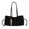 Bolso de hombro de color liso y moderno para mujer, adecuado para el uso diario, un bolso tote simple y elegante, un bolso cruzado ligero y lujoso, y un bolso elegante para el antebrazo para mujer