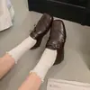 Mocassins retrô de sola reta com bico quadrado esculpido para mulheres, novo modelo 2026, sapatos de salto único estilo britânico, preto com tiras de fivela dupla e aumento interno de altura