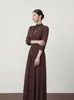 Vestido largo vintage elegante de encaje patchwork color marrón oscuro que ciñe la cintura, ropa y faldas negras para transmisión en vivo y distribución