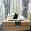 Tênis Brancos Versáteis Estilo Europeu Novo de Primavera Sapatos Brancos Casuais de Luxo com Tachas Unissex Cano Baixo Sapatos Transfronteiriços