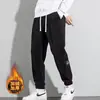 2026 Invierno Nueva Llegada Felpa Plus Pantalones Casuales para Hombre Pana Calientes Pantalones de Tobillo Ajustado de Moda Versátiles Pantalones Deportivos