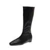 Botas altas quadradas elegantes com aumento de 5 cm de altura para mulheres, novo estilo minimalista de 2026, botas de perna reta emagrecedoras para figuras pequenas, botas longas versáteis