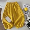 Calça Longa Infantil 2026 Outono Novidades Meninos e Meninas Calça de Moletom Estampada Bebê Estilo Coreano Cor Sólida Calça Longa com Punho na Barra Tendência