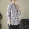 Fotos reais de uma camisa de linho com estampa floral de primavera com acabamento em renda, mangas compridas, gola de lapela e estilo casual vintage, feita de algodão e linho