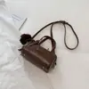 Bolso Boston de color liso de nicho, nueva colección 2026, bolso de mano elegante, bolso cruzado único, adecuado para el trabajo y los desplazamientos, bolso de hombro