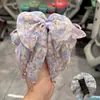 Presilha de cabelo triângulo em tecido para mulheres, com um visual sofisticado, perfeita para criar um coque estiloso na parte de trás da cabeça; uma grande presilha tipo tubarão com aparência delicada, com um laço de borboleta