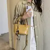 Bolsa de ombro casual de nicho, elegante, simples e estilosa, novo modelo do outono de 2026, bolsa de mão popular estilo coreano para mulheres